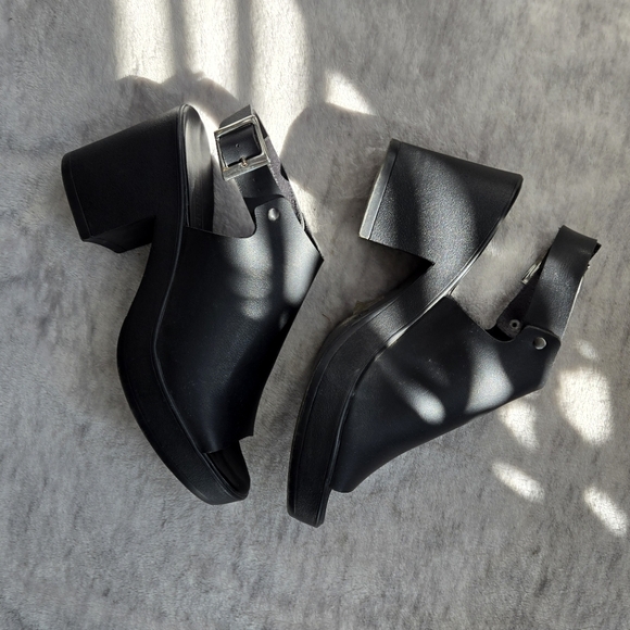 Open-Toe Sandals - Picture 2 of 4